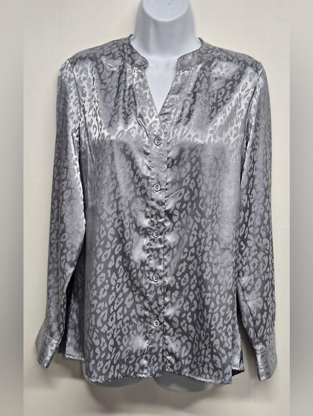 Kaktus Studio 8 Button Down Top Long Sleeves Silver Cheetah Business New